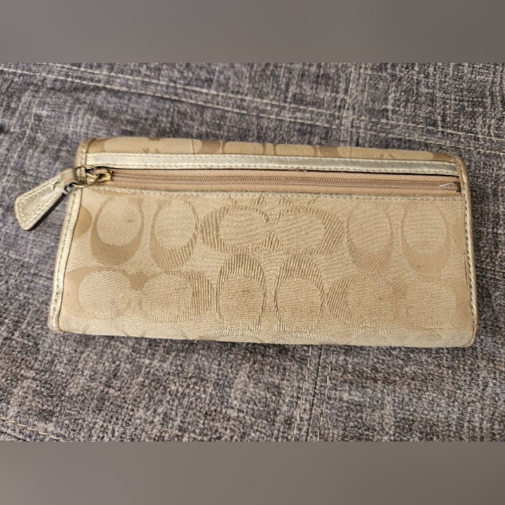 Vintage Coach Soho Signature Flap Buckle Snap Bifold Wallet in gold metallic. - Picture 12 of 15